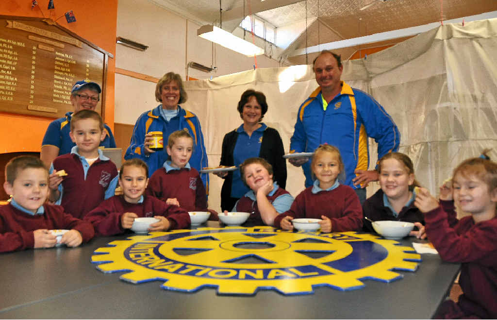 EAT UP: Central School students get a good start to the day with the help of Rotary members Yve Stocks, Christine Dolley, Joy Eastwell and president Darren Bray. EAT UP: Central School students get a good start to the day with the help of Rotary members Yve Stocks, Christine Dolley, Joy Eastwell and president Darren Bray.